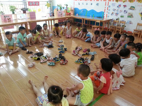 天府新区兴隆幼儿园宝贝比拼"我会穿鞋子"