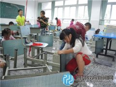 清洁大扫除 华兴小学建设美丽校园