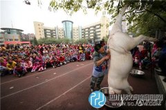 重庆一小学组织学生看杀猪过平安夜