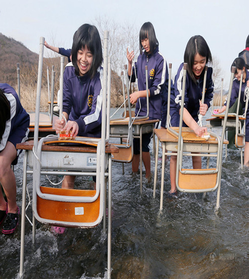 日本初中生冰冷河水中洗课桌庆祝毕业