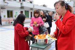 西街小学工会组织“三.八”节趣味庆祝活