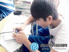 学生上课玩手机 老师没收后砸烂