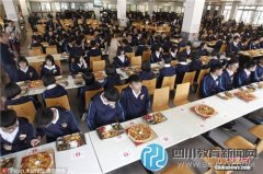 中学校长请600多名中考生吃披萨讨彩头