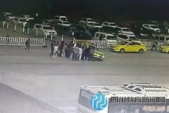 4岁女童被卷车底 近20人合力抬车救人