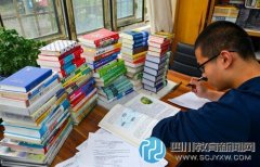 14岁少年自学攻读大学 靠网络学会钢琴