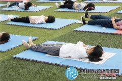 女大学生睡操场 呼吁关注睡眠质量