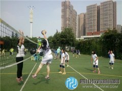 马家河小学女排在四川省少年排球比赛中