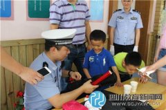 青羊区天府幼儿园携手交警开展交通安全